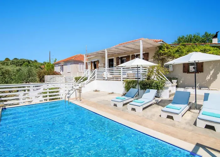 Observer By Villa Kypseli